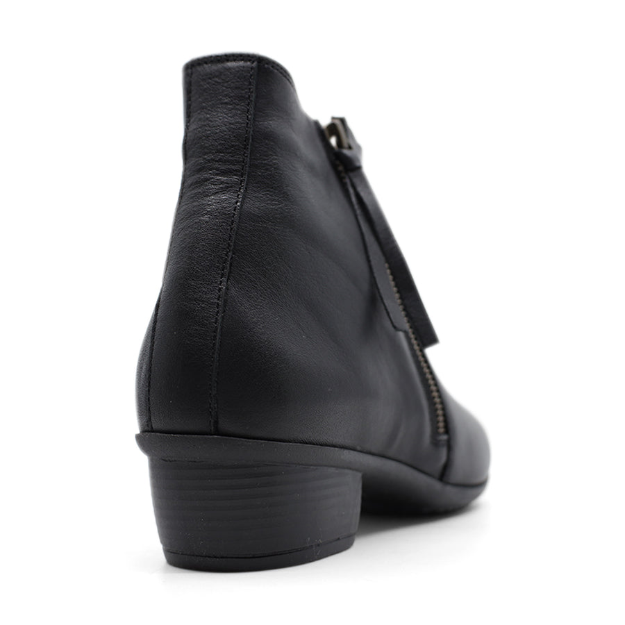BLACK ANKLE BOOT WITH SMALL HEEL AND SIDE ZIPPER 