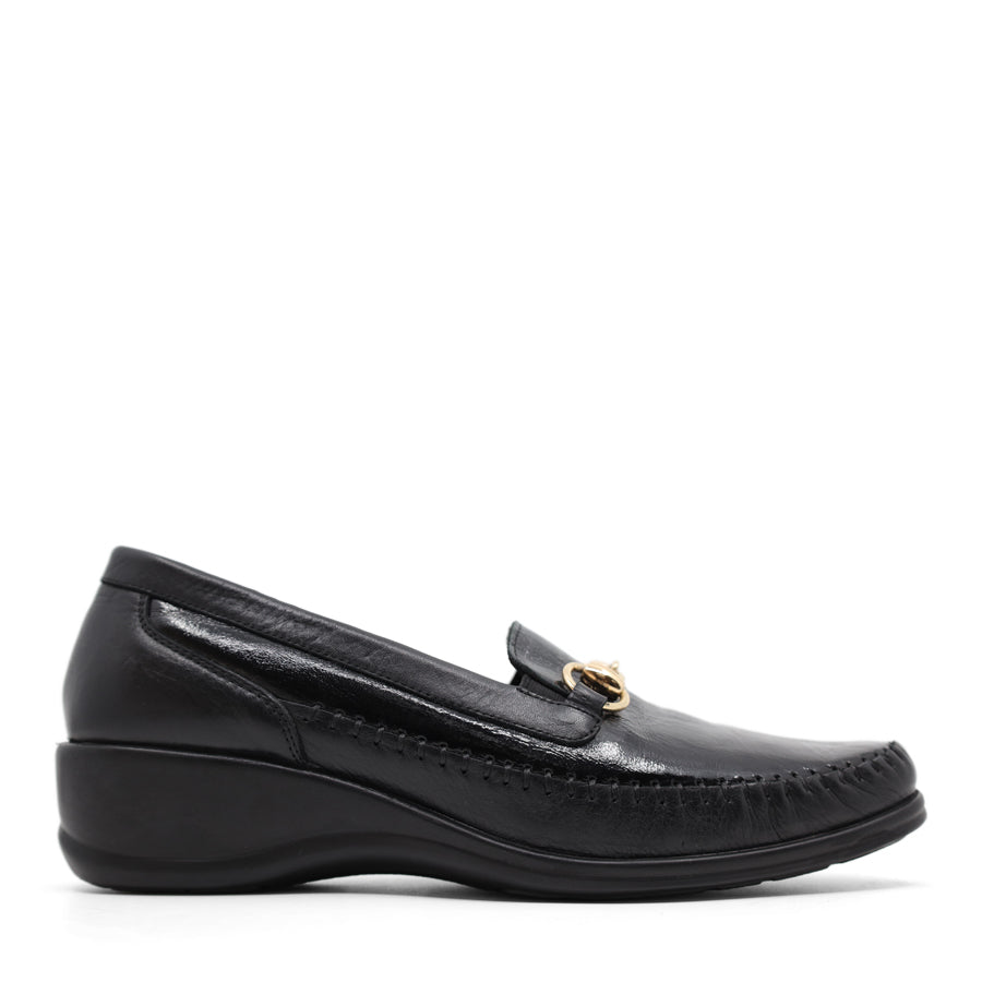 BLACK LEATHER PATENT FLAT WITH GOLD CHAIN DETAIL