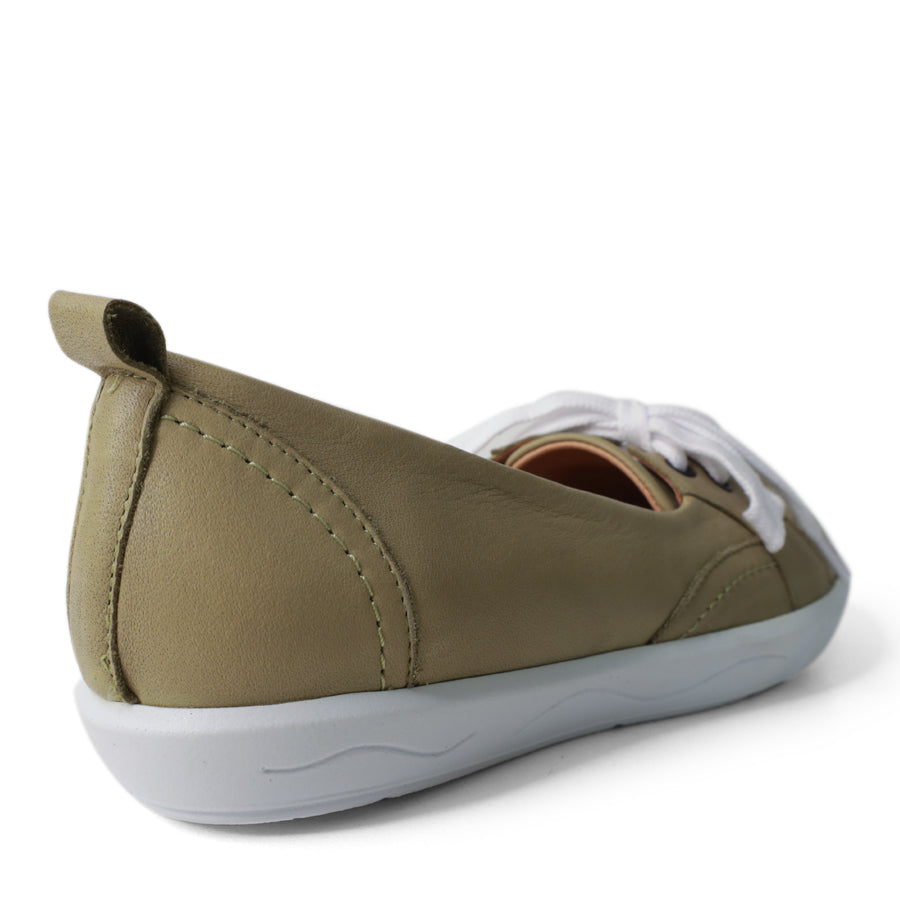 BACK VIEW OF GREEN CASUAL SHOE WITH LACES AT THE FRONT AND WHITE SOLE 