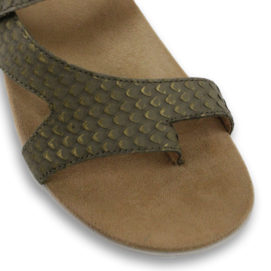 FRONT VIEW OF GREEN FLAT SANDAL WITH TRANGLE TEXTURED STRAPS, OPEN TOE AND WHITE SOLE 
