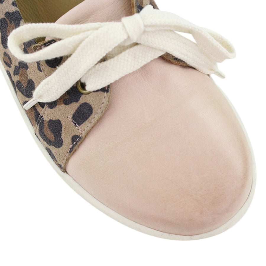 FRONT VIEW OF LEOPARD PRINT CASUAL SHOE WITH LACES AND PINK TOE 