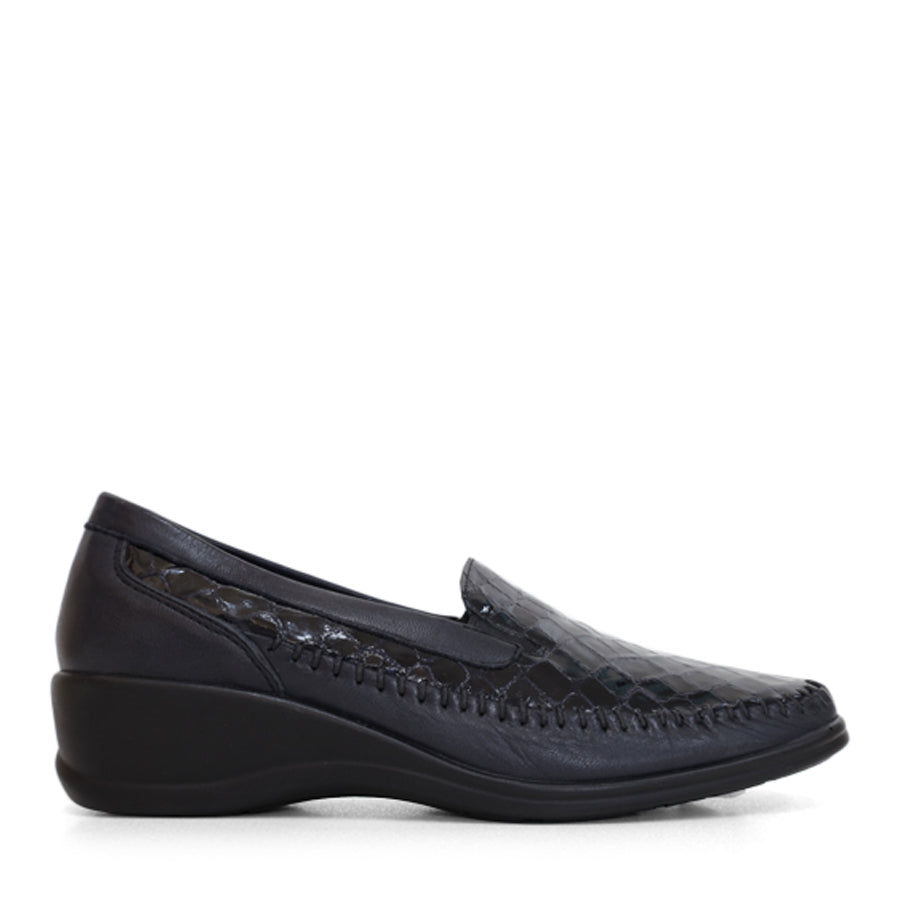 SIDE VIEW OF BLACK CROCODILE LOOK LEATHER CASUAL SHOE 