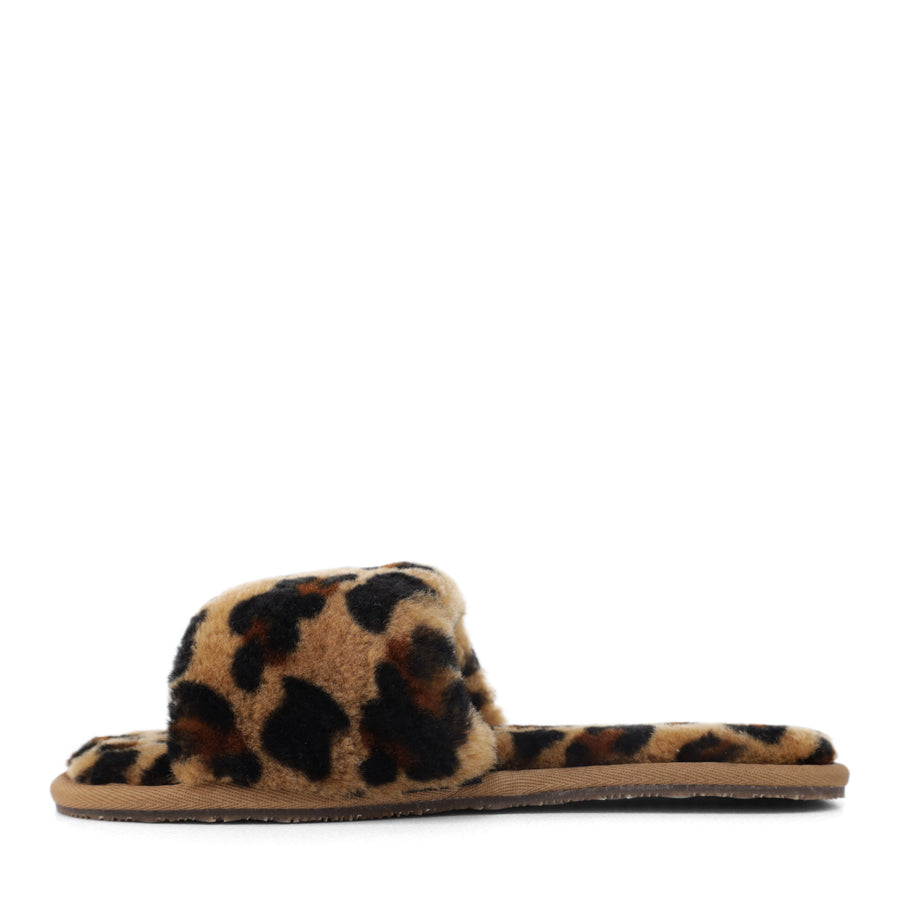 SIDE VIEW OF FLUFFY LEOPARD PRINT OPEN TOE SLIPPER WITH FLAT SOLE