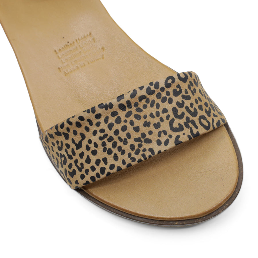 FRONT VIEW OF BEIGE LEATHER SANDAL WITH LEOPARD PRINT DETAIL ON FRONT