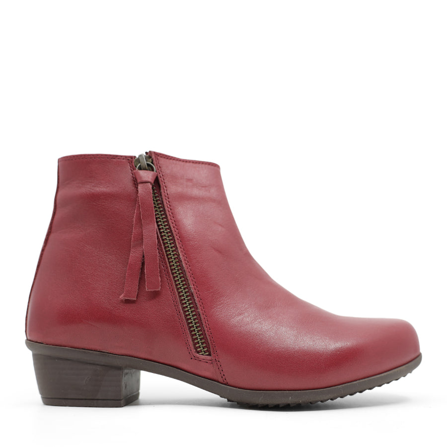 SIDE VIEW OF BROWN ANKLE BOOT WITH SMALL HEEL AND SIDE ZIPPER 