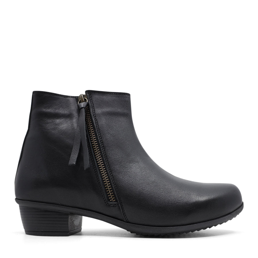 SIDE VIEW OF BLACK ANKLE BOOT WITH SMALL HEEL AND SIDE ZIPPER 