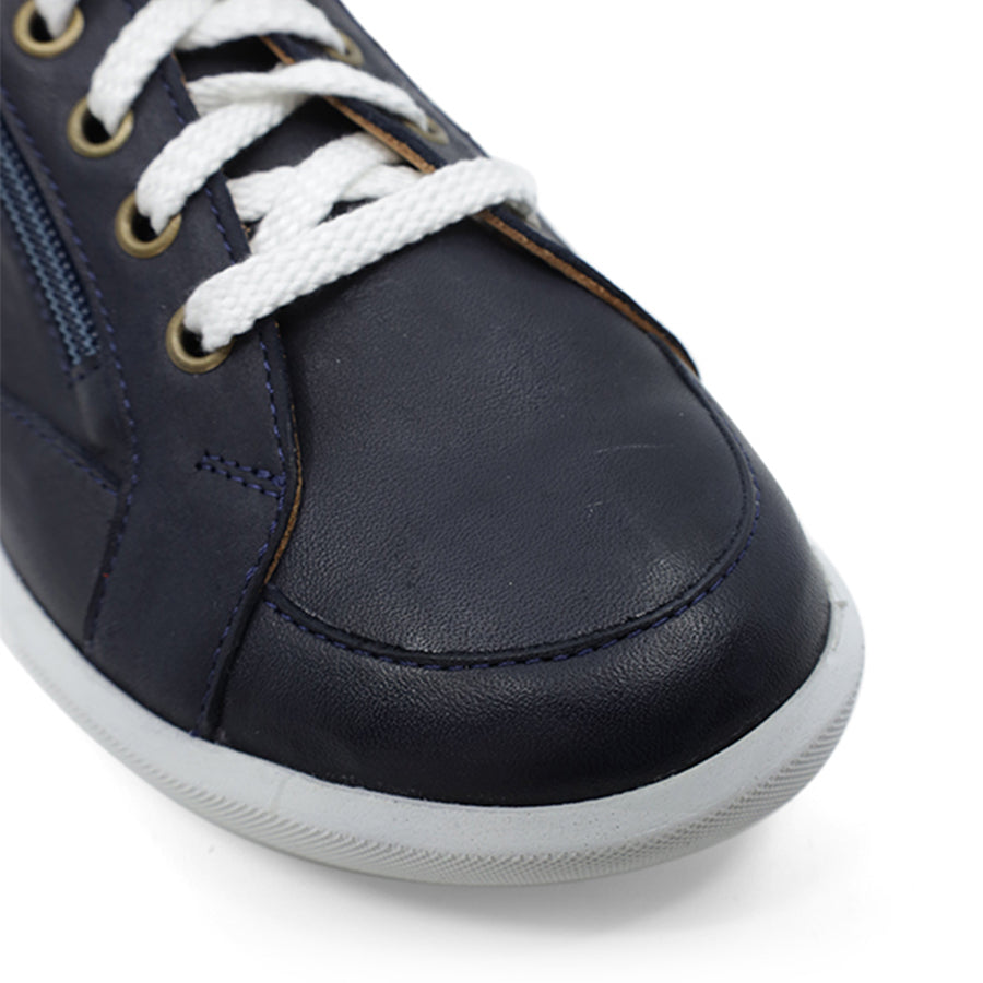 FRONT VIEW OF NAVY LACE UP SNEAKER WITH SIDE ZIP AND WHITE SOLE 