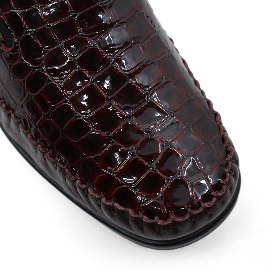 FRONT VIEW OF CROCODILE LOOK LEATHER CASUAL SHOE