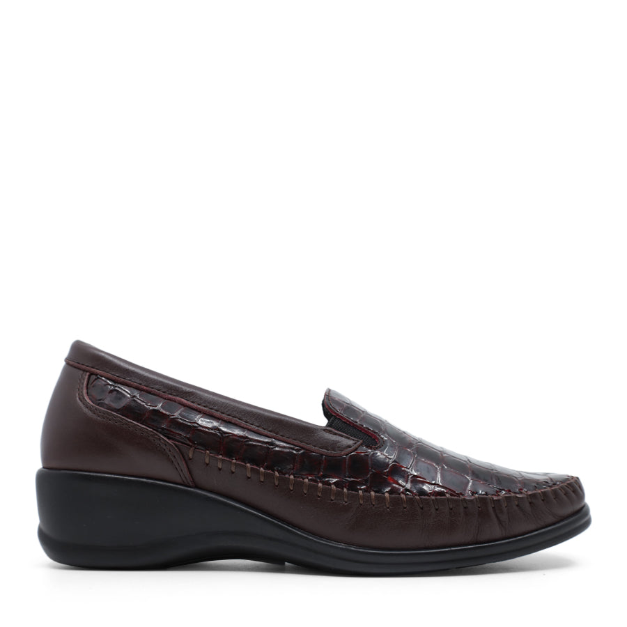 SIDE VIEW OF BLACK CROCODILE LOOK LEATHER CASUAL SHOE 