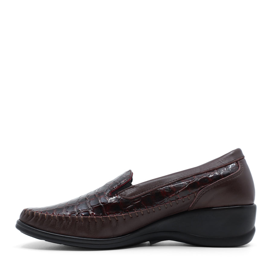SIDE VIEW OF CROCODILE LOOK LEATHER CASUAL SHOE