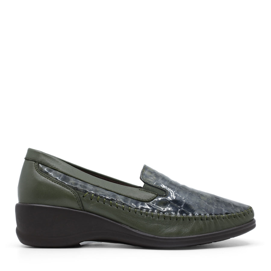 SIDE VIEW OF BLACK CROCODILE LOOK LEATHER CASUAL SHOE 