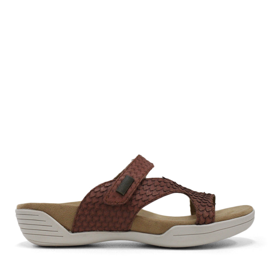  SIDE VIEW OF BROWN FLAT SANDAL WITH TRANGLE TEXTURED STRAPS, OPEN TOE AND WHITE SOLE 