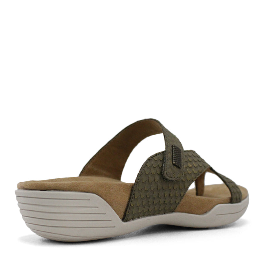 BACK VIEW OF GREEN FLAT SANDAL WITH TRANGLE TEXTURED STRAPS, OPEN TOE AND WHITE SOLE 