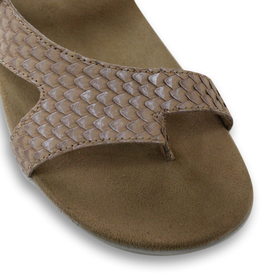 FRONT VIEW OF TAUPE FLAT SANDAL WITH TRANGLE TEXTURED STRAPS, OPEN TOE AND WHITE SOLE 