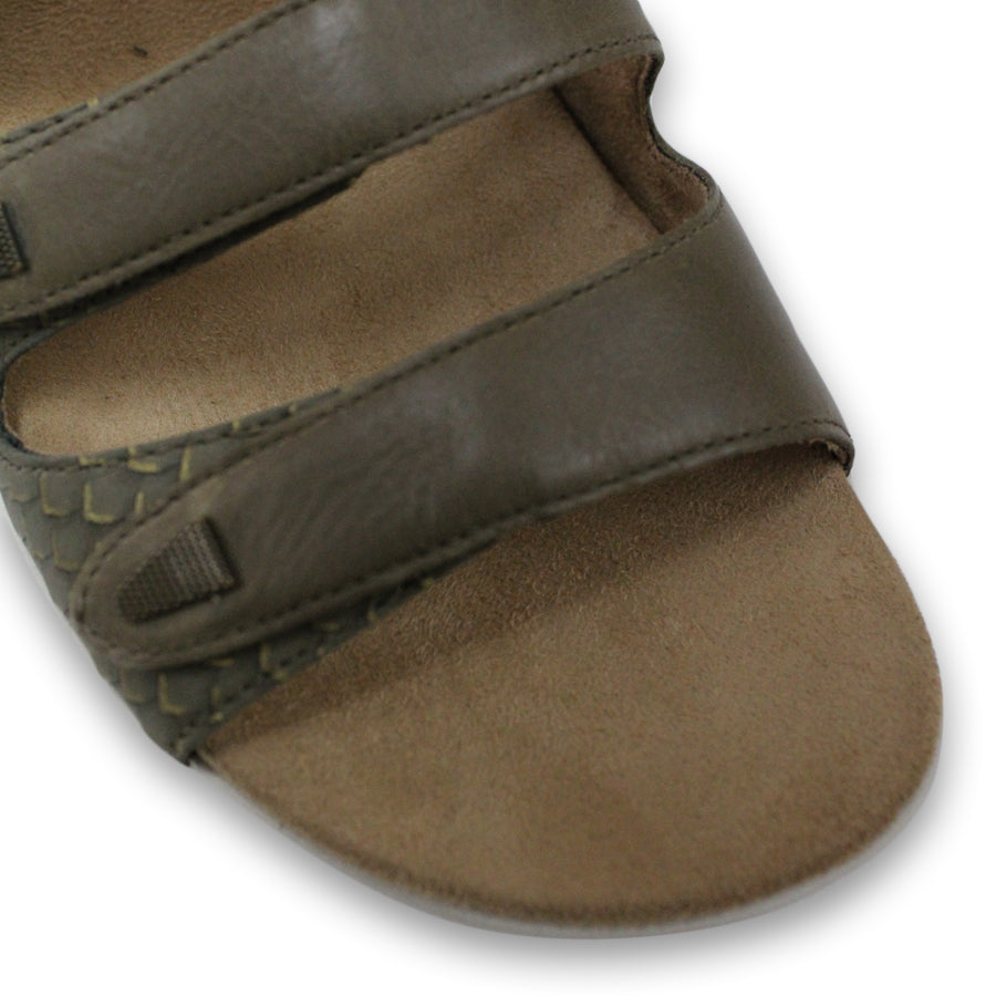 FRONT VIEW OF GREEN FLAT SANDAL WITH TRANGLE TEXTURED SIDE PANELS, OPEN TOE, OPEN BACK, WHITE SOLE AND THREE STRAPS ACROSS THE FRONT 