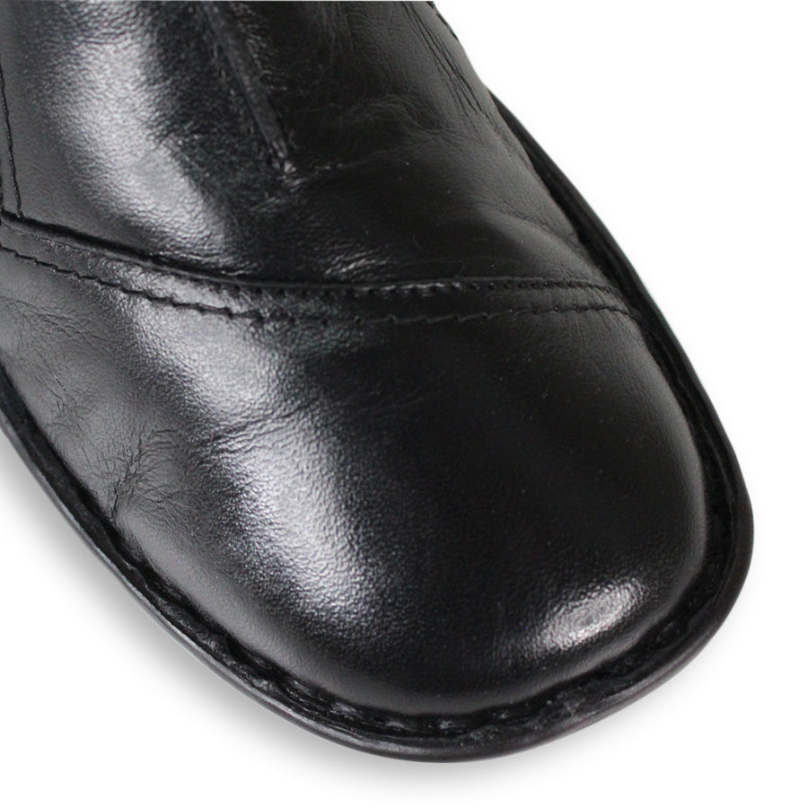 FRONT VIEW OF BLACK LEATHER CASUAL SHOE 