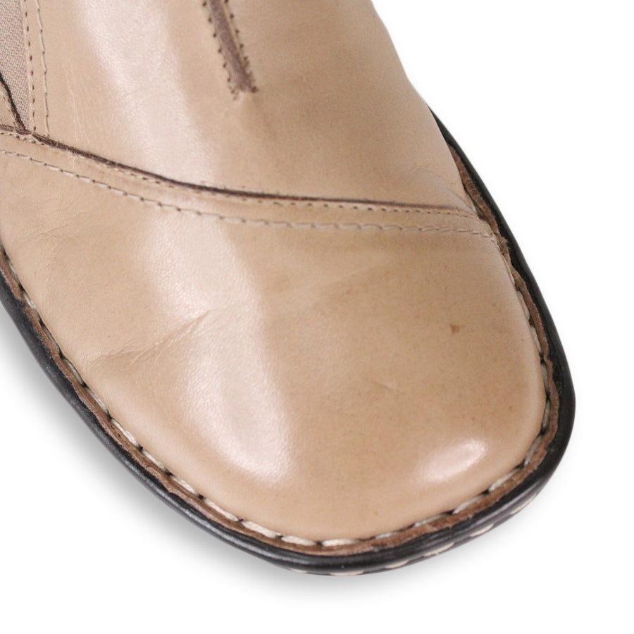 FRONT VIEW OF BEIGE LEATHER CASUAL SHOE 
