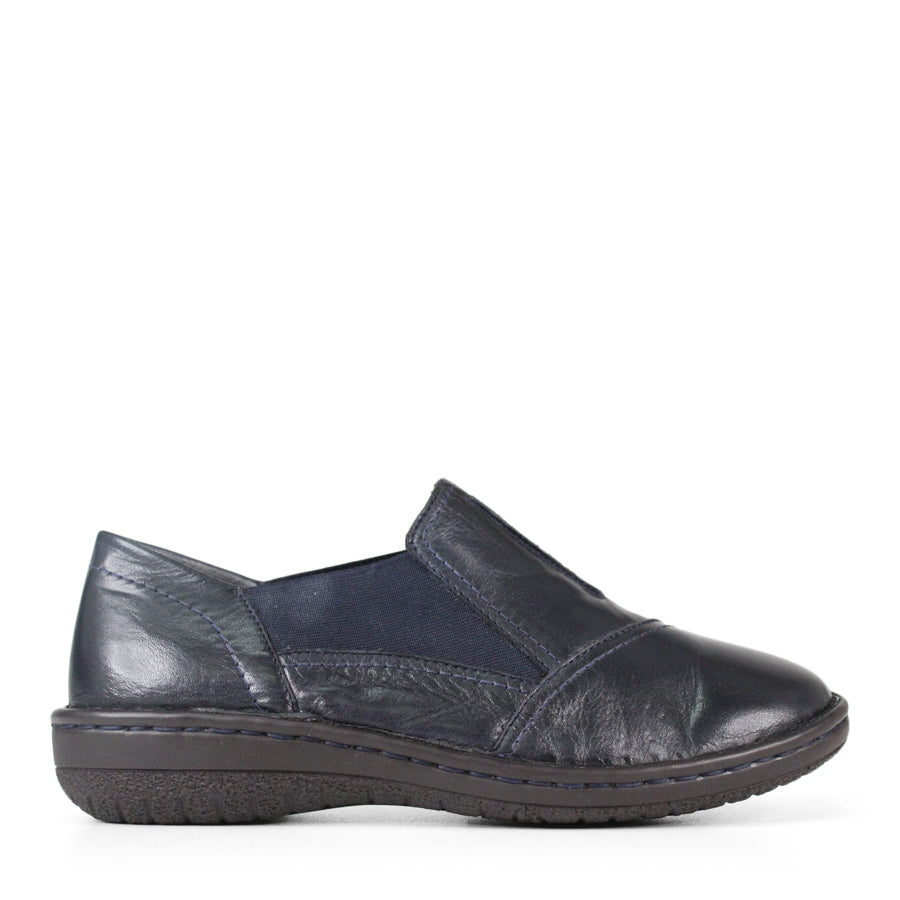 SIDE VIEW OF NAVY LEATHER CASUAL SHOE 