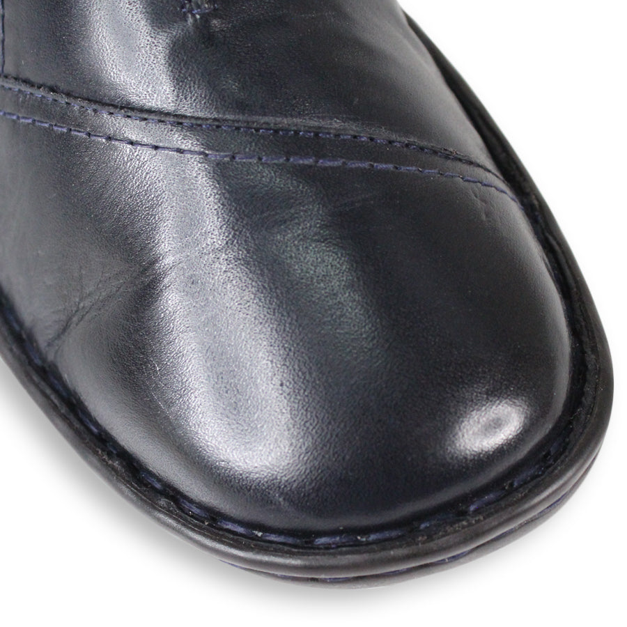 FRONT VIEW OF NAVY LEATHER CASUAL SHOE 