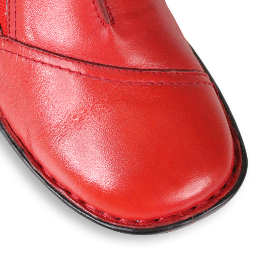 FRONT VIEW OF RED LEATHER CASUAL SHOE