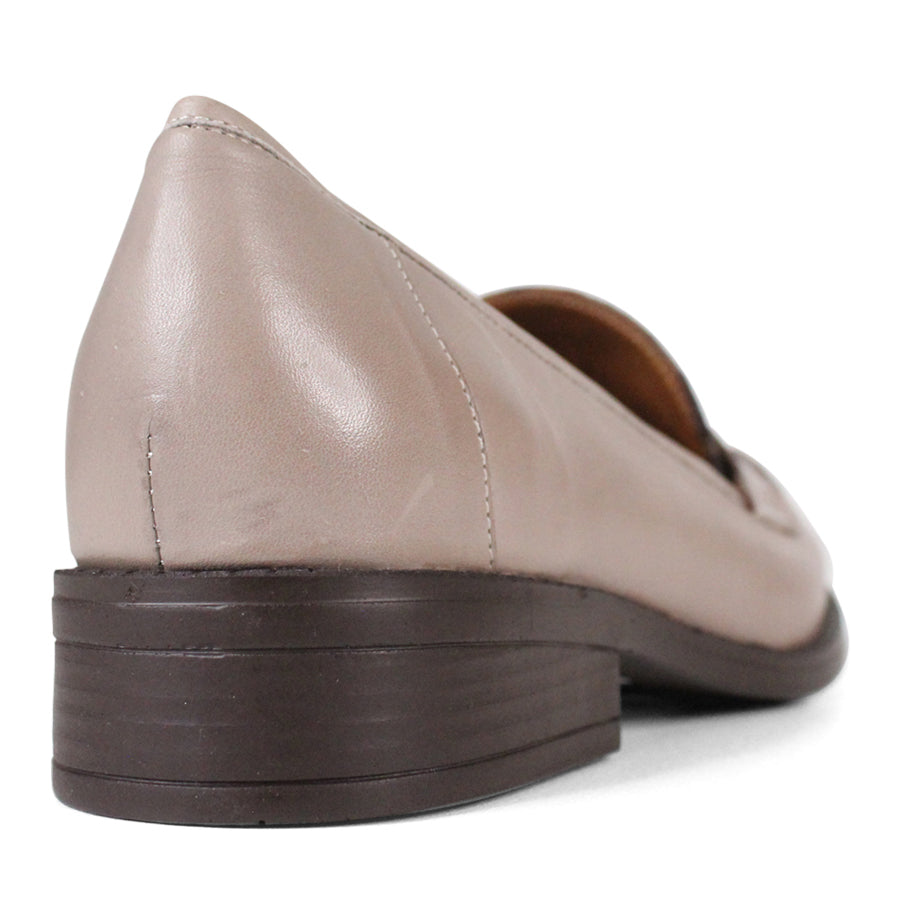 BACK VIEW OF GREY FLAT SHOE WITH LEOPARD PRINT FRONT PANEL AND STRAP WITH WHITE STITCH DETAILING 