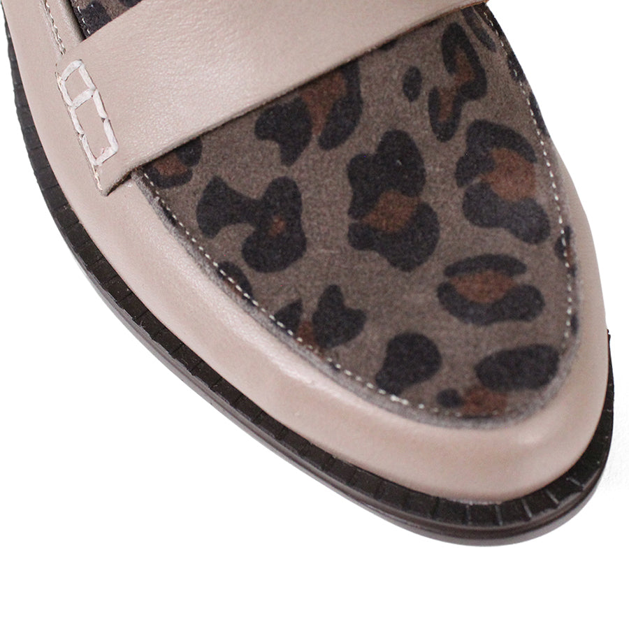 FRONT VIEW OF GREY FLAT SHOE WITH LEOPARD PRINT FRONT PANEL AND STRAP WITH WHITE STITCH DETAILING 