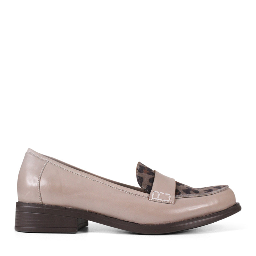  SIDE VIEW OF BLACK FLAT SHOE WITH LEOPARD PRINT FRONT PANEL AND STRAP WITH WHITE STITCH DETAILING 