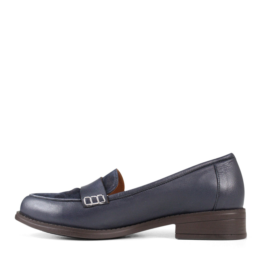  SIDE VIEW OF NAVY FLAT SHOE WITH LEOPARD PRINT FRONT PANEL AND STRAP WITH WHITE STITCH DETAILING 