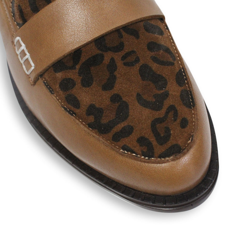 FRONT VIEW OF BROWN FLAT SHOE WITH LEOPARD PRINT FRONT PANEL AND STRAP WITH WHITE STITCH DETAILING 