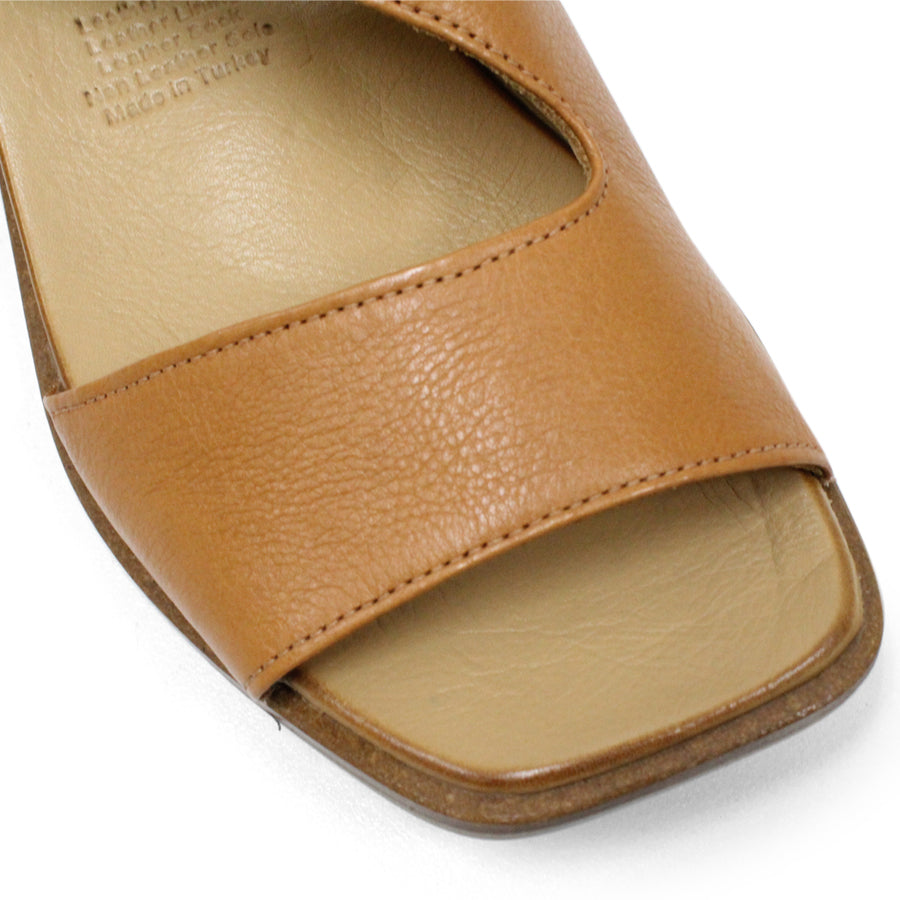 FRONT VIEW TAN SANDAL WITH SQAURE TOE AND ADJUSTABLE BUCKLE 