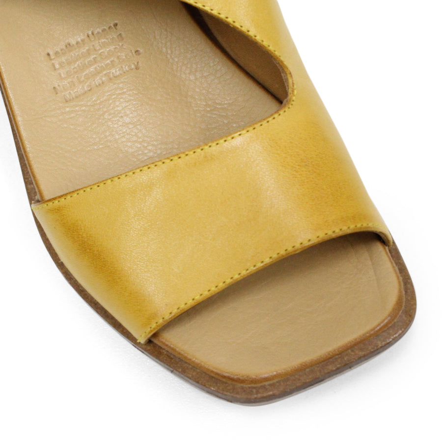 FRONT VIEW YELLOW SANDAL WITH SQAURE TOE AND ADJUSTABLE BUCKLE 
