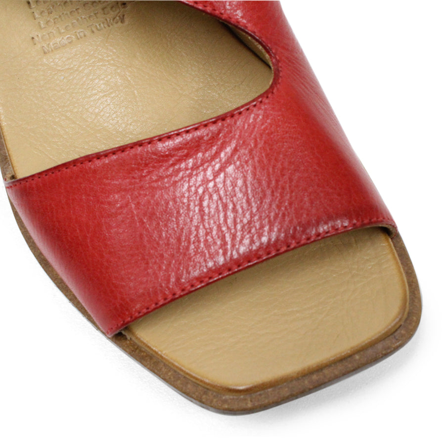 FRONT VIEW RED SANDAL WITH SQAURE TOE AND ADJUSTABLE BUCKLE 