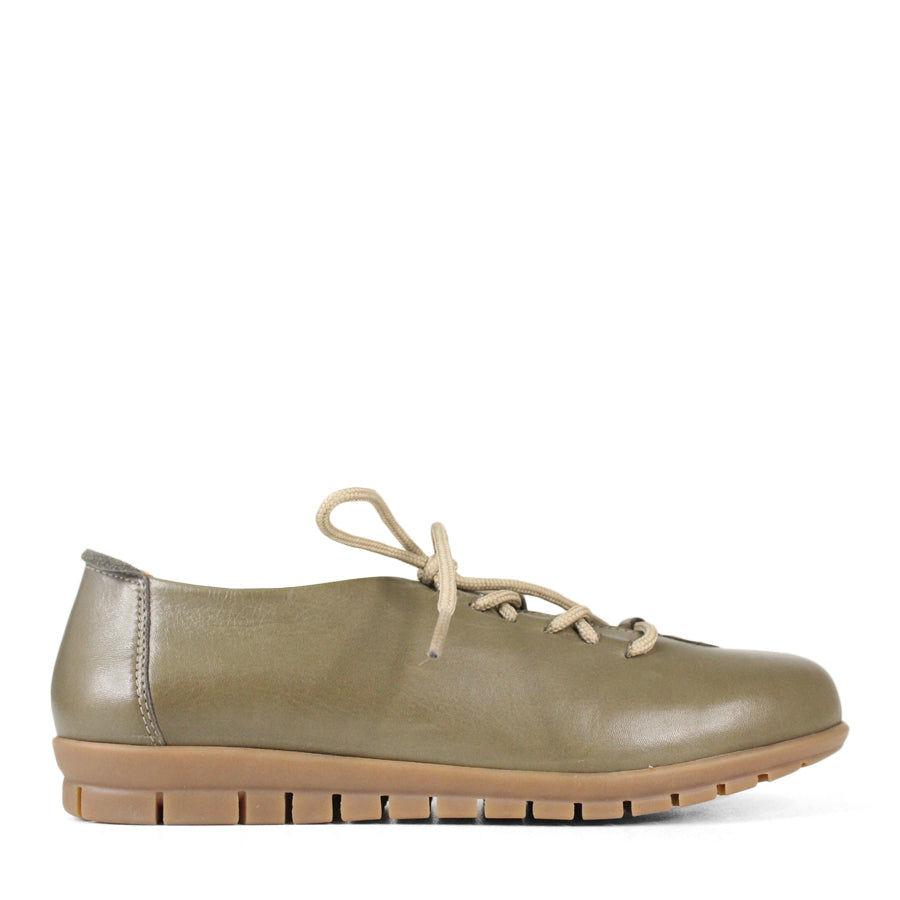 SIDE VIEW GREEN LACE UP CASAUL FLAT 
