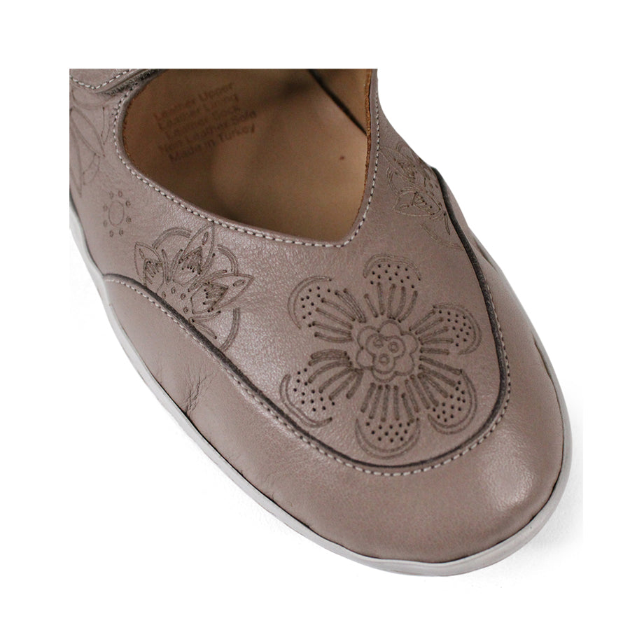 FRONT VIEW OF GREY CASUAL SHOE WITH VELCRO STRAP AND WHITE SOLE. FLOWERS ON THE SIDES AND TOP OF THE SHOE 