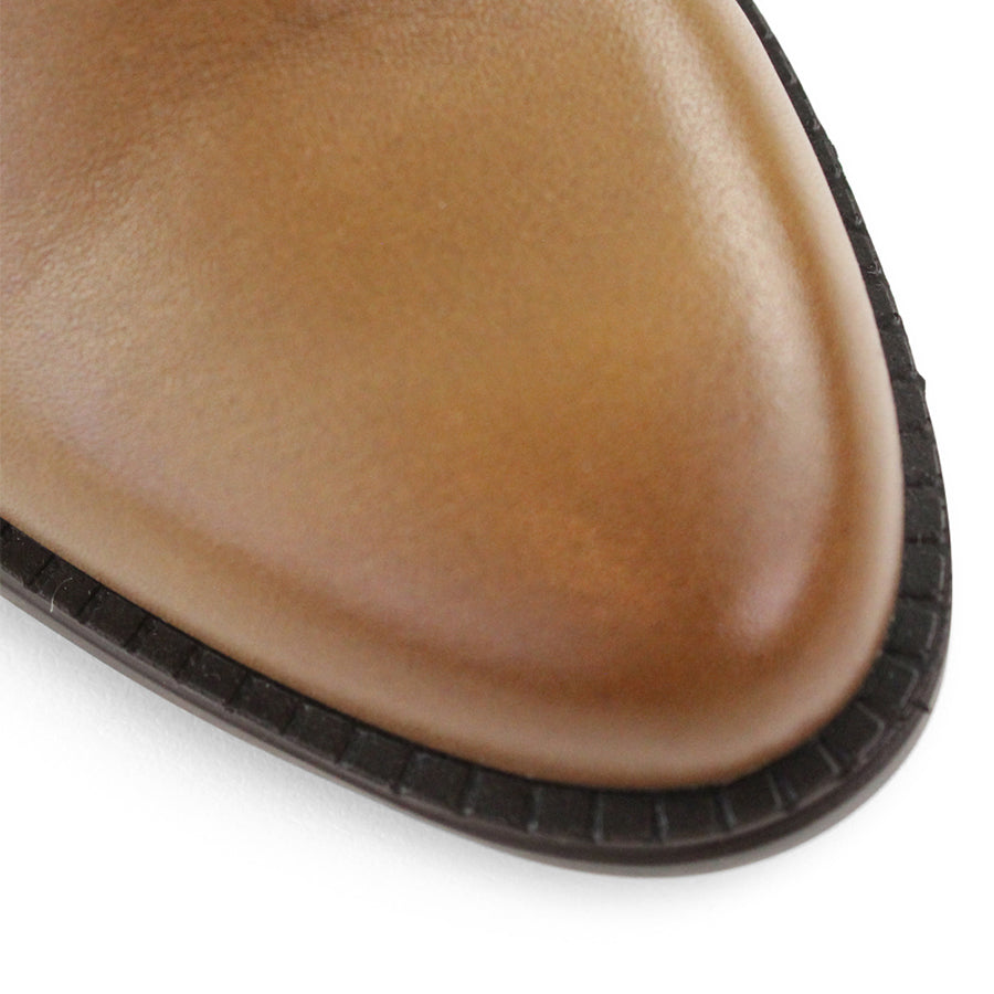 Birds eye view of the toe of the shoe, Tan, Round toe, Rubber sole