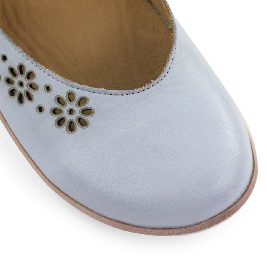 FRONT VIEW OF LIGHT BLUE OPEN HEEL Y BACK SANDAL WITH FLOWER CUT OUT DETAIL ON THE CLOSED TOE 