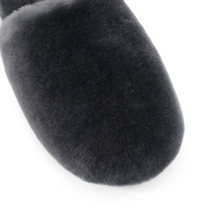 FRONT VIEW OF CLOSED TOE FLUFFY GREY SLIPPER 