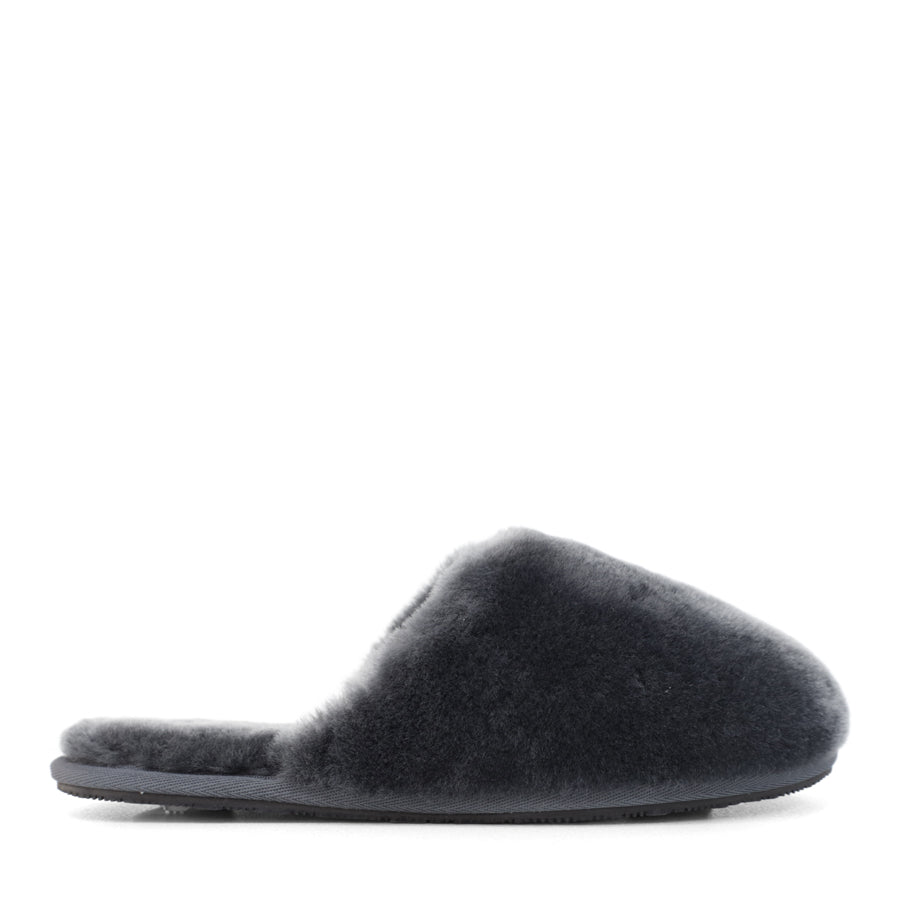 SIDE VIEW OF A GREY CLOSED TOE FLUFFY SLIPPER 