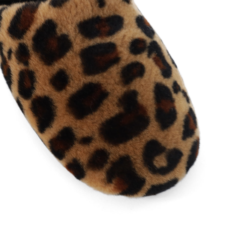 FRONT VIEW OF LEOPARD PRINT FLUFFY  SLIPPER 