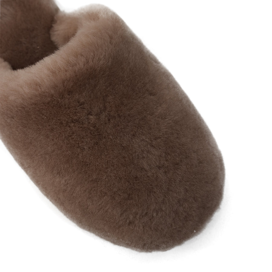 FRONT VIEW OF CLOSED TOE BROWN FLUFFY SLIPPER 