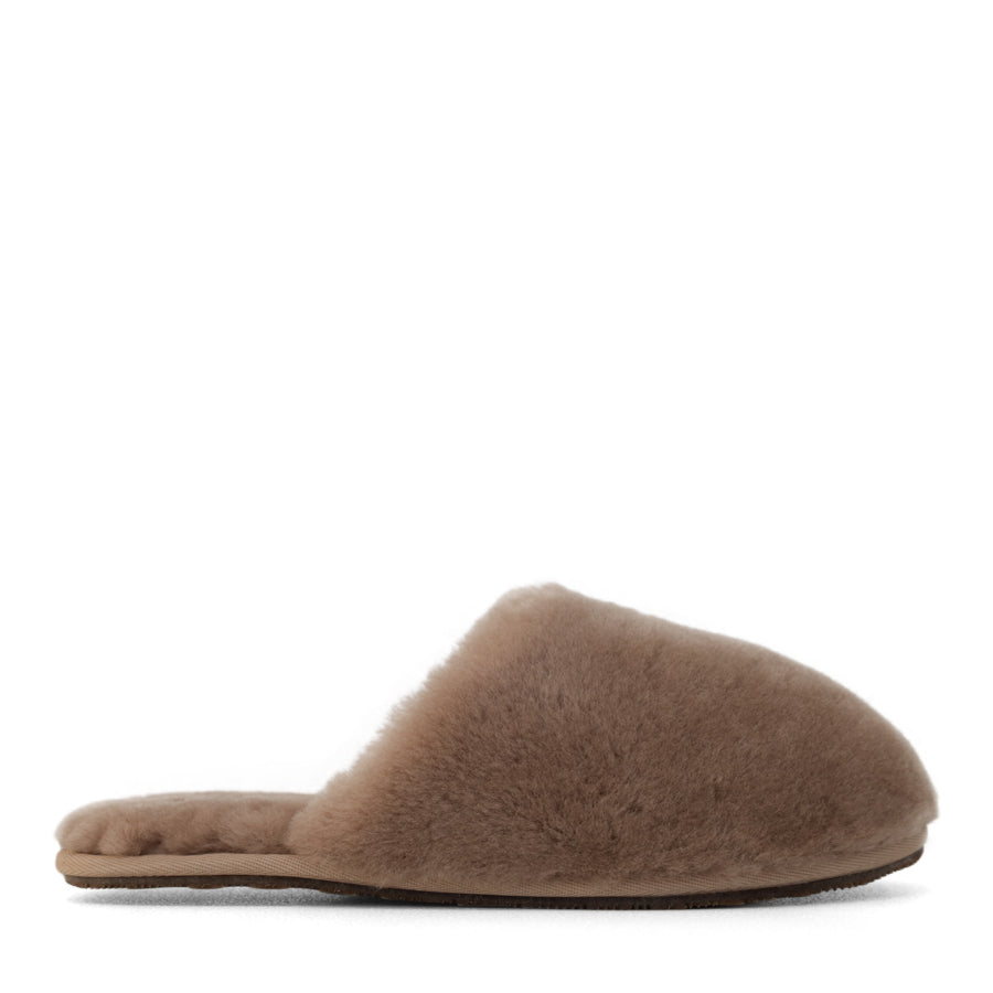 SIDE VIEW OF BROWN FLUFFY CLOSED TOE SLIPPER