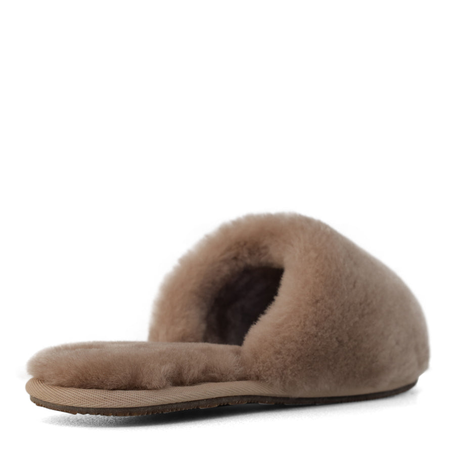 BACK VIEW OF BROWN FLUFFY SLIPPER 