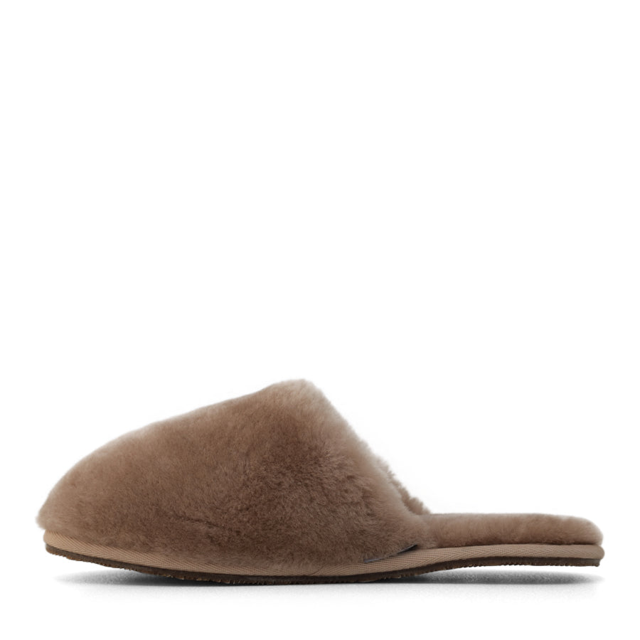 SIDE VIEW OF BROWN CLOSED TOE FLUFFY SLIPPER 