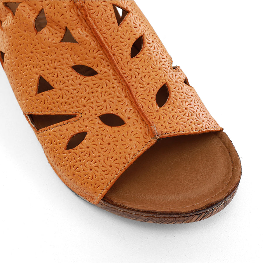 FRONT VIEW OF ORANGE LEATHER SLINGBACK SANDAL WITH OPEN TOE 