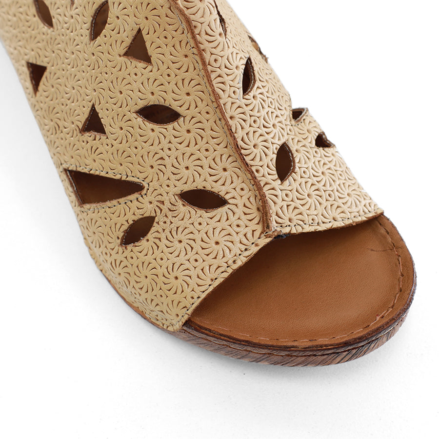 FRONT VIEW OF BEIGE LEATHER SLINGBACK SANDAL 