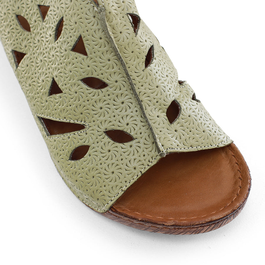 FRONT VIEW OF GREEN LEATHER SLINGBACK SANDAL WITH OPEN TOE 