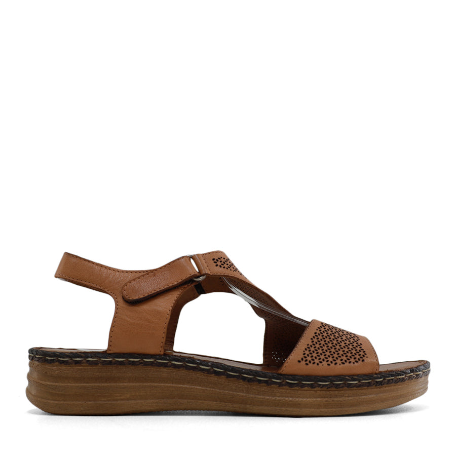  SIDE VIEW OF TAN LEATHER SANDAL WITH STRAP