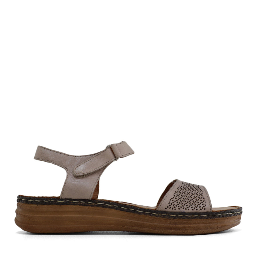  SIDE VIEW OF GREY LEATHER SANDAL WITH STRAP