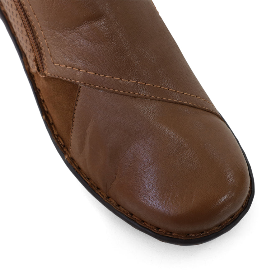 FRONT VIEW OF TAN LEATHER ANKLE BOOT 