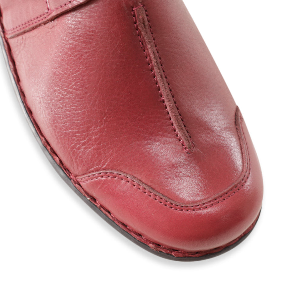 FRONT VIEW OF RED LEATHER CASUAL SHOE 